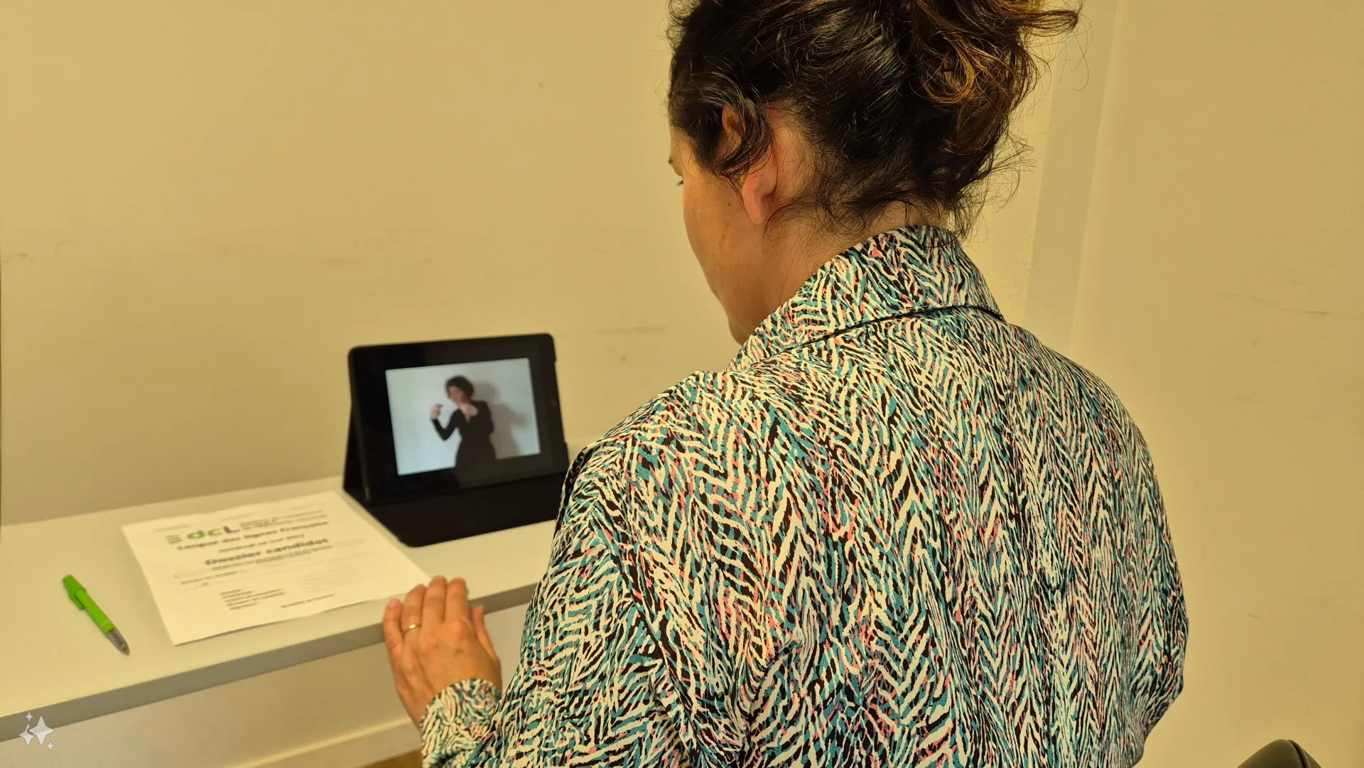 Femme qui regarde une formation à la langue des signes française